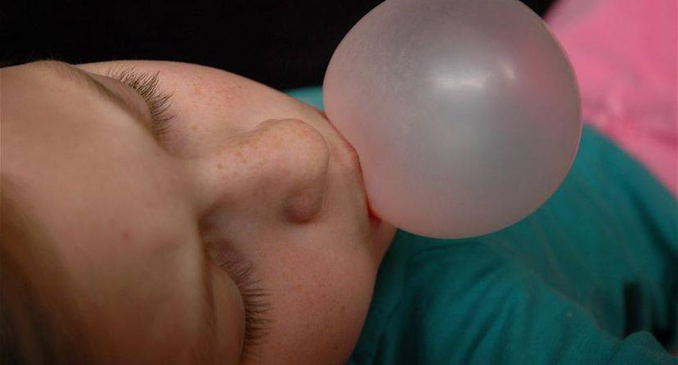 Algunos niños dejaron de tener migrañas luego de dejar de masticar chicle. (Foto: barnaybywasson/Flickr) 