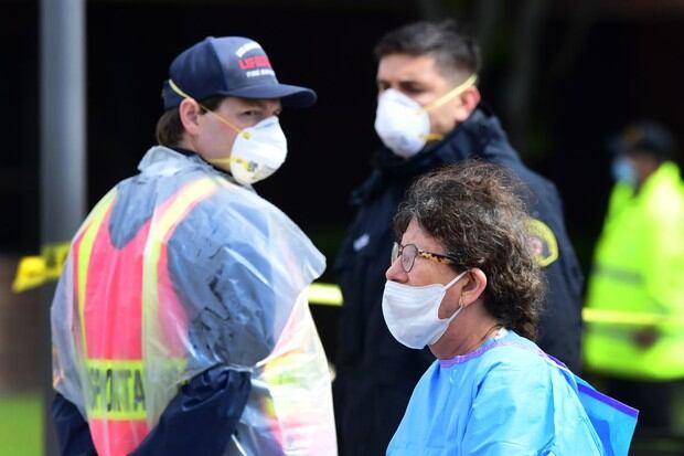 El personal médico y de seguridad usa máscaras faciales en medio de la pandemia de coronavirus en la Universidad de Medicina Charles R. Drew en el sur de Los Ángeles (Foto: Frederic J. Brown / AFP)