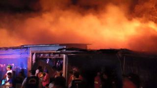Incendio en el mercado de Sullana consume más de cien puestos