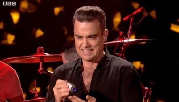 Robbie Williams se desinfectó las manos tras saludar a fans