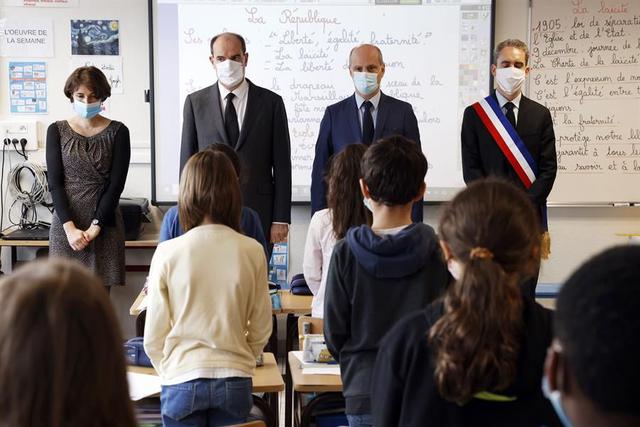 El primer ministro de Francia Jean Castex (segundo de la izquierda) y el ministro de Educación, Juventud y Deportes, Jean-Michel Blanquer (segundo de la derecha), asisten a un homenaje al profesor Samuel Paty, en una escuela en Conflans-Sainte-Honorine. (EFE / EPA / THOMAS COEX).
