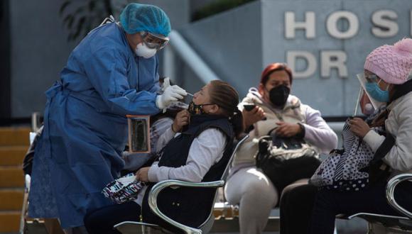 Una persona se realiza una prueba en un puesto para la detección de la Covid-19 hoy, en un módulo instalado en el Hospital Carlos MacGregor, en Ciudad de México (México). (Foto: EFE/ Isaac Esquivel).