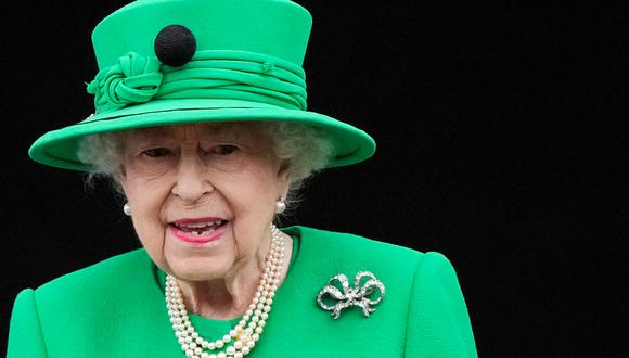 La reina Isabel II de Gran Bretaña sonríe a la multitud desde el balcón del Palacio de Buckingham el 5 de junio de 2022. (Foto de Frank Augstein/AFP).