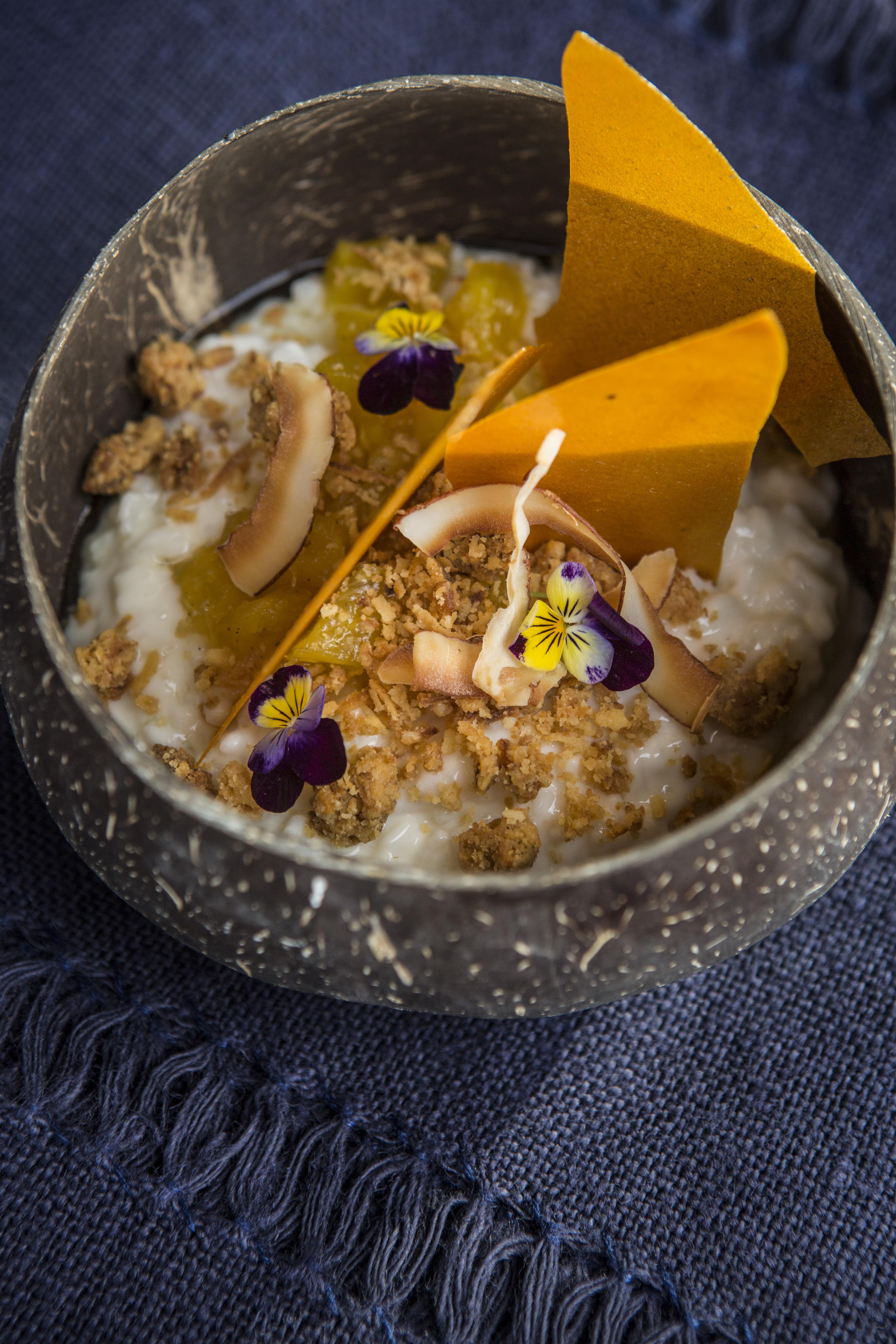 Fresquísimo arroz tipo glutinoso, con piña y mango. 