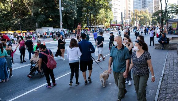 Ciudadanos caminan por la avenida Paulista mientras se reabre para uso exclusivo de peatones y ciclistas en Sao Paulo. (Patricia Monteiro/Bloomberg)