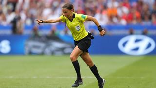 ¿Quién es Stéphanie Frappart, la primera mujer en arbitrar en una Copa del Mundo?