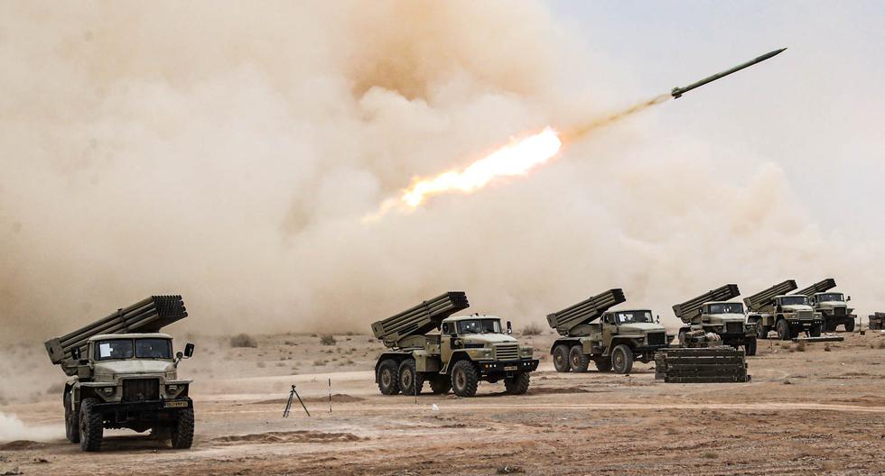 Lanzamiento de misiles durante un simulacro militar en la provincia de Isfahán, en el centro de Irán. (Foto de la oficina del ejército iraní / AFP).