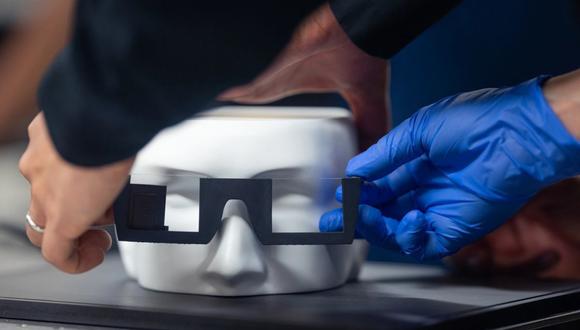 Prototipo de gafas compactas de realidad aumentada con la nueva tecnología holográfica desarrollada por investigadores de Stanford.