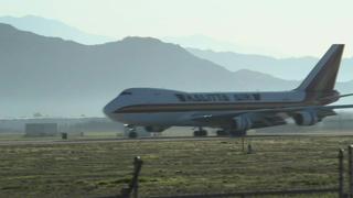 Avión con 200 estadounidenses evacuados de Wuhan aterriza en California