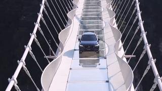 Cruzan famoso puente de cristal sobre un Volvo [VIDEO]