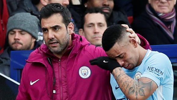 Gabriel Jesus se fue del partido ante el Crystal Palace entre lágrimas y acompañado por todo el cuerpo médico hacia la banca. Se especula que se dañó los ligamentos. (Foto: AFP)