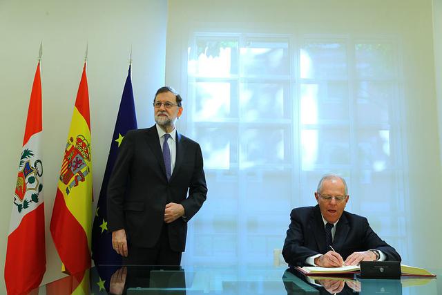 El presidente Pedro Pablo Kuczynski (PPK) cumple una visita oficial en España. Hoy se reunió con el jefe de Gobierno de ese país, Mariano Rajoy y recorrió los jardines de La Moncloa. También participó de un foro sobre el Perú. (Foto: Presidencia)