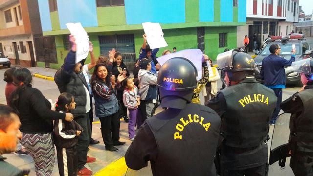 Vecinos protestan para exigir pase peatonal. (Foto: Oscar Paz)