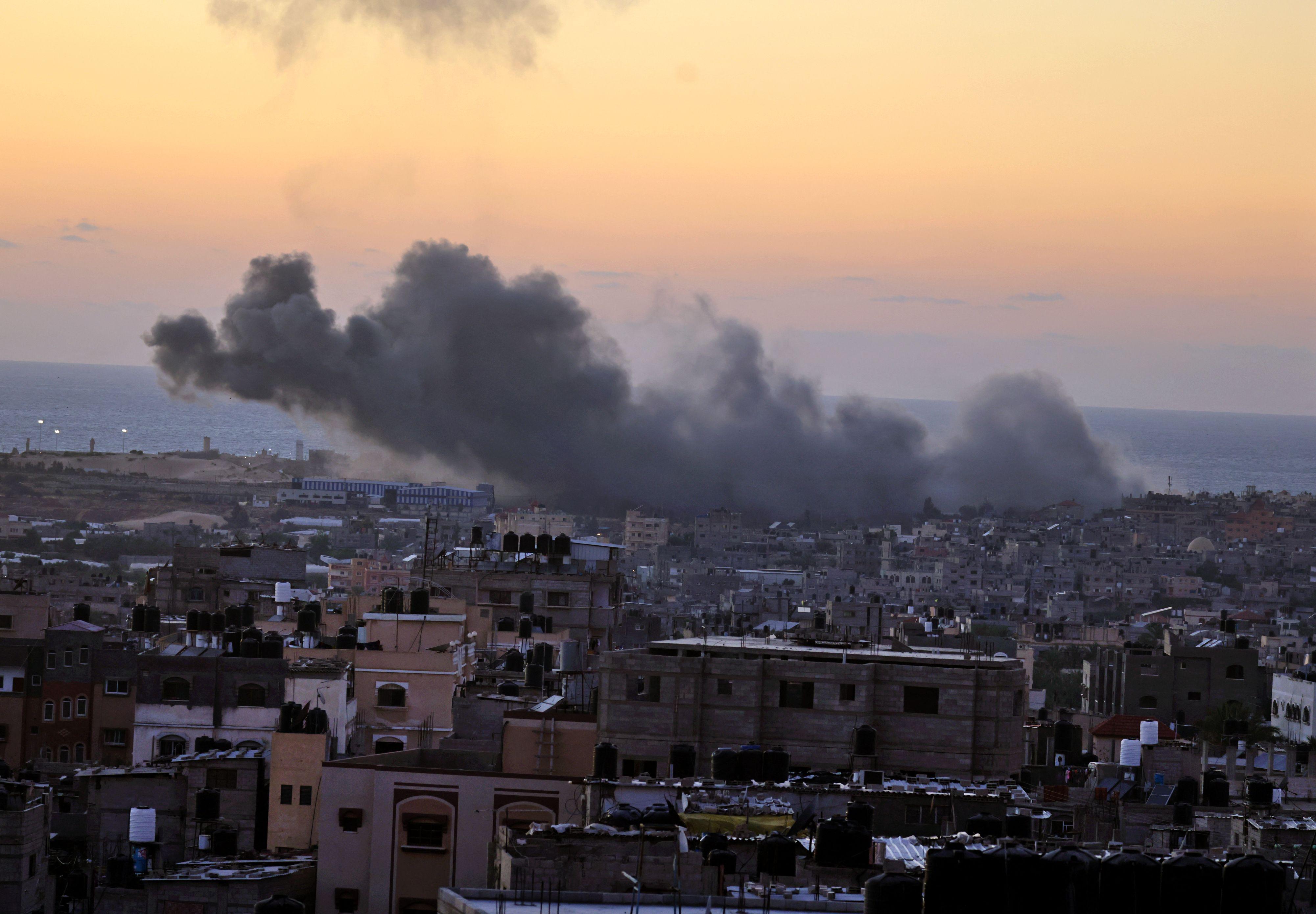 Humo en las calles de Gaza luego de un bombardeo de Israel. (Foto: AFP)