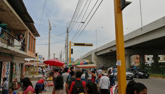 Son más de 400 comerciantes informales que ocupan las vías públicas del mercado de Piura y que se resisten a reubicarse en puestos formales. (Foto: Ralph Zapata)