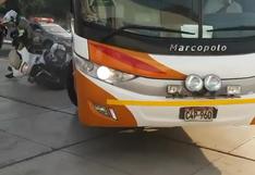 El bus de Universitario de Deportes impactó a un policía motorizado en su ingreso al Monumental [VIDEO]