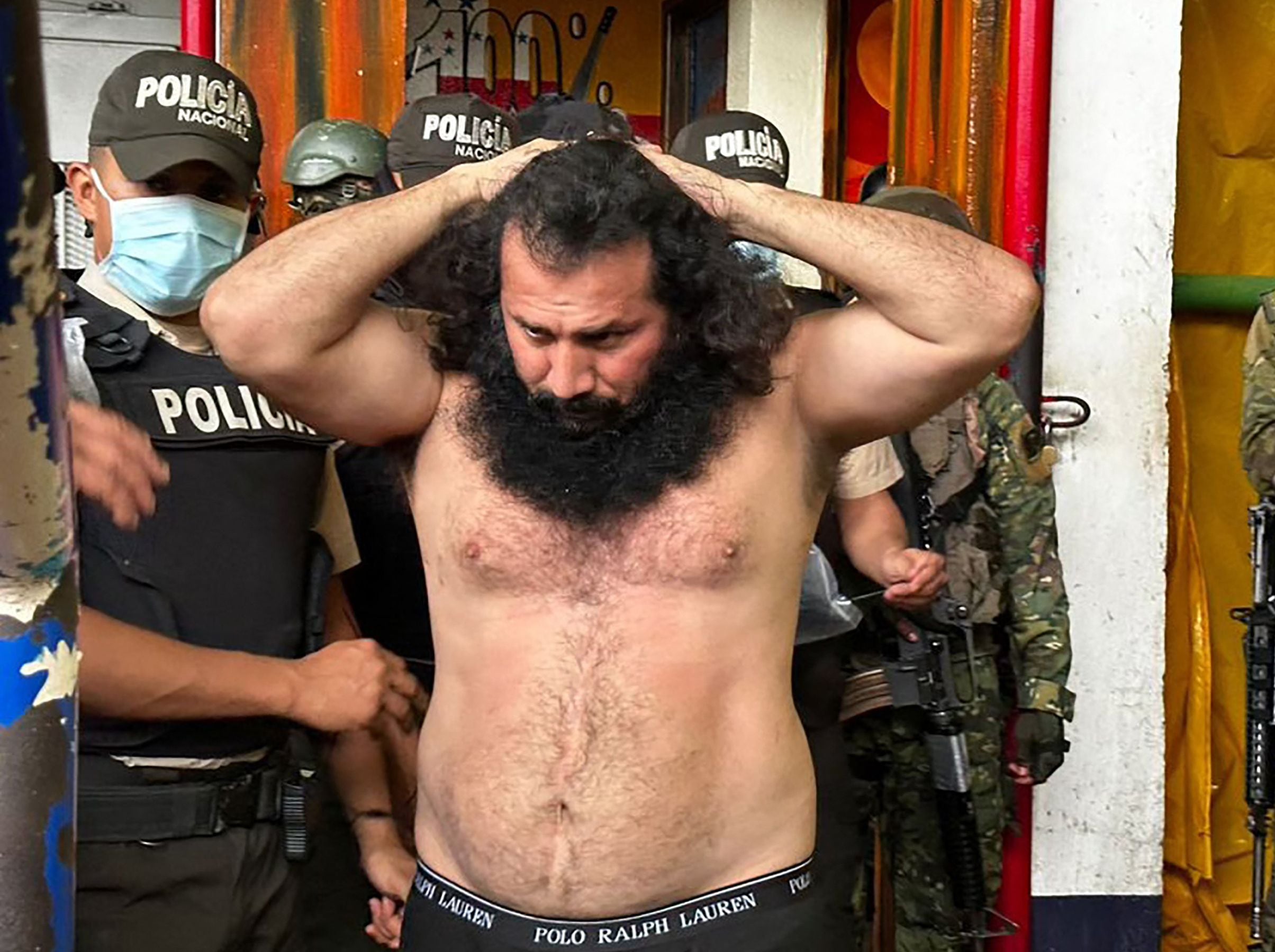 Fotografía difundida por las Fuerzas Armadas de Ecuador que muestra a Adolfo Macías, alias Fito, líder de la banda criminal Los Choneros, mientras es trasladado al complejo de máxima seguridad La Roca en Guayaquil. (AFP).