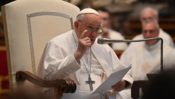 El Papa Francisco habla durante una audiencia a los peregrinos de Concesio y Sotto il Monte, el 3 de junio de 2023 en la basílica de San Pedro en el Vaticano. (Foto de Tiziana FABI / AFP)