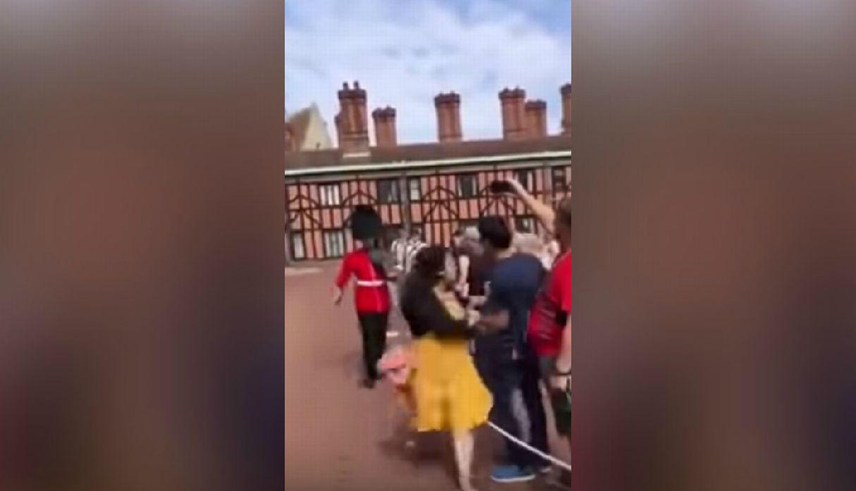 La mujer logró apoyarse en la persona que estaba tomándole la foto para evitar caerse. (YouTube: Sting Rae)