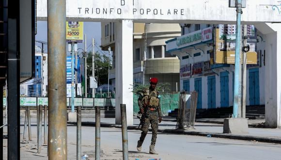 Un oficial de seguridad patrulla cerca del sitio de las explosiones en Mogadiscio, el 20 de agosto de 2022. (Foto: Hassan Ali ELMI / AFP)