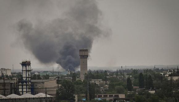 El humo se eleva durante los bombardeos rusos en la ciudad de Severodonetsk, en el este de Ucrania, el 21 de mayo de 2022. (ARIS MESSINIS / AFP).