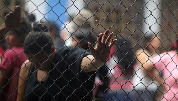 Un grupo de migrantes venezolanos esperaban en un punto de control migratorio en la frontera entre Ecuador y Perú, el 14 de junio del 2019. (Martín Mejía/Associated Press).