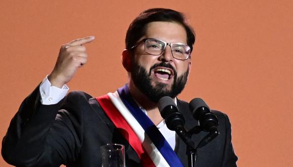 El nuevo presidente de Chile, Gabriel Boric, pronuncia un discurso en el Palacio de La Moneda en Santiago. (Foto: MARTÍN BERNETTI / AFP)