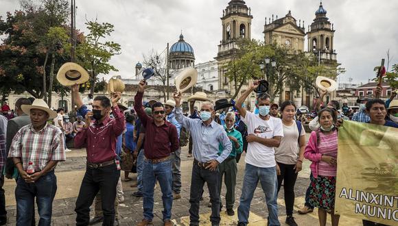 Autoridades ancestrales, líderes indígenas y el parlamento Xinca marchan desde varios puntos de la ciudad de Guatemala hacia la Casa Presidencial, hoy en Ciudad de Guatemala. (Foto de Esteban Biba / EFE)