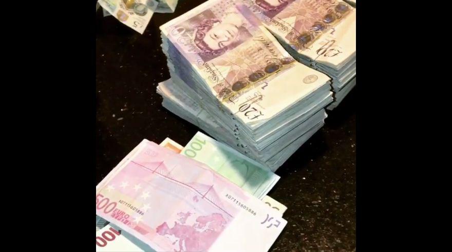 Otro video en el que el boxeador muestra sus billetes en un mesa. (Foto: Instagram)