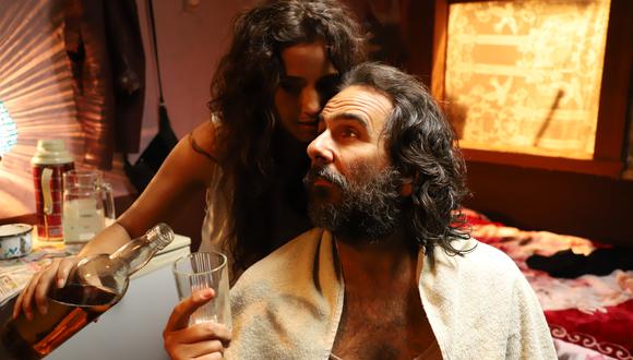 La 'Chica Dinamita' (Melania Urbina) recibe como un rey a Django (Giovanni Ciccia). (Foto: La Soga)