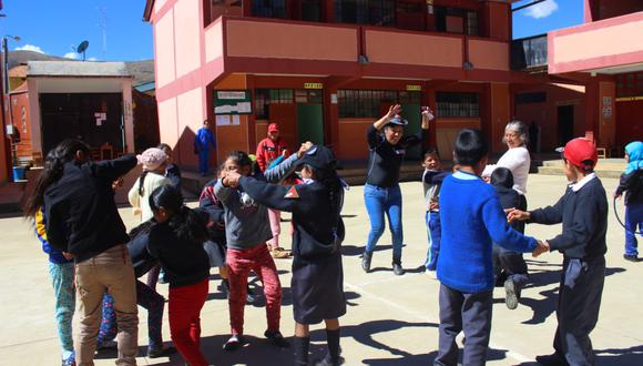 Minedu entregó a alumnos del Colegio Nacional de Sillapata materiales educativos y kits de soporte socioemocional. (Foto: Minedu)