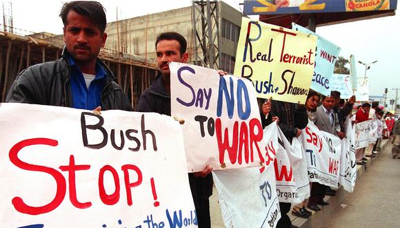 Manifestantes pertenecientes al Movimiento por los Derechos del Pueblo sostienen pancartas contra la guerra durante una protesta contra la guerra en Irak en Rawlpindi, el 15 de febrero de 2003. (Foto de AFP)