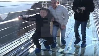 El miedo en el puente de cristal más largo del mundo [VIDEO]