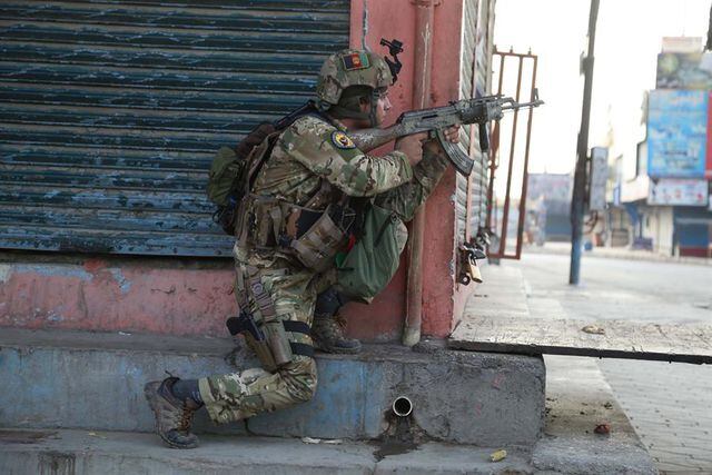 Un militar afgano toma posición en el exterior de la prisión atacada. (EFE/EPA/GHULAMULLAH HABIBI).