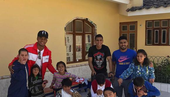 Los seleccionados peruanos, André Carrillo y Paolo Hurtado fueron a visitar a los niños de Hogar Santa Dorotea de Cajamarca. (Foto: Facebook).