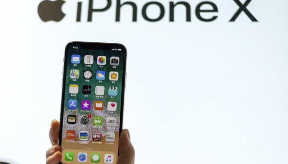 El iPhone X trae un diseño totalmente diferente a sus predecesores, mejoras en las cámaras, un buen reconocimiento fácil y una mirada al futuro de los teléfonos de Apple. (Foto: EFE)