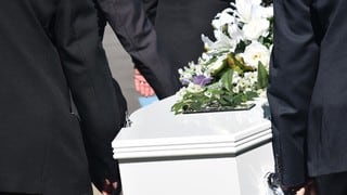 Canta para su hermano en su funeral y su interpretación conmueve a todos hasta las lágrimas