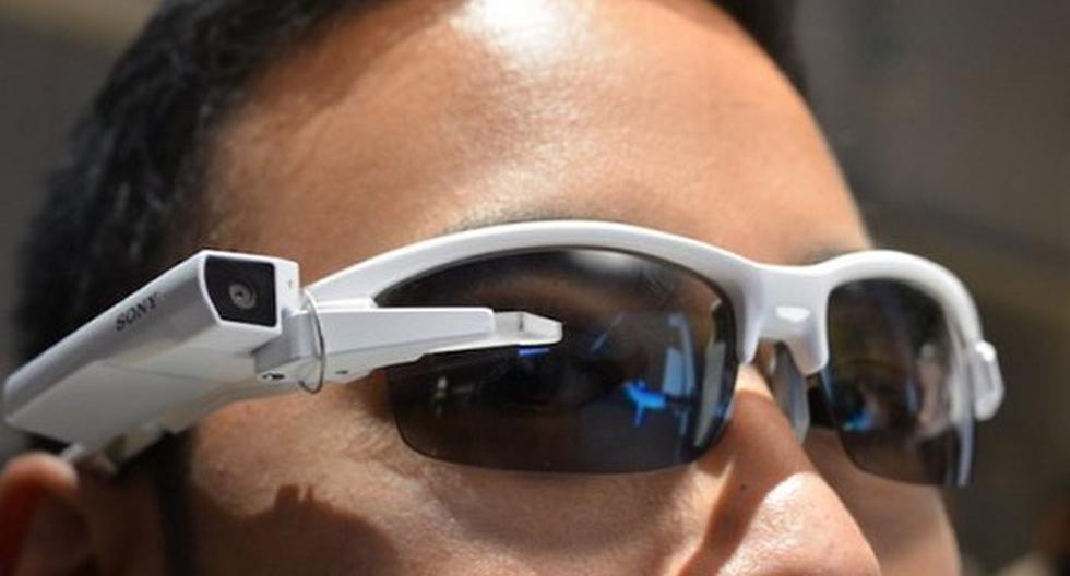 El SmartEyeglass Attach! es un dispositivo que se adapta a los lentes y se pueden usar apps. (Foto: COM 2015)