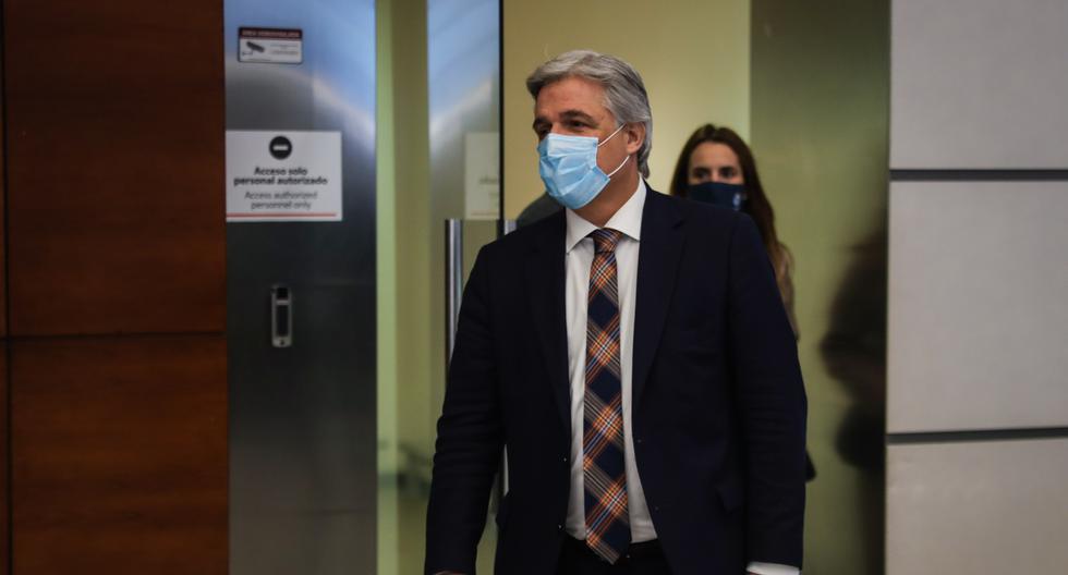 Francisco Bustillo próximo canciller de Uruguay, es visto a su llegada en el aeropuerto de Montevideo. (Foto: EFE/Federico Anfitti).