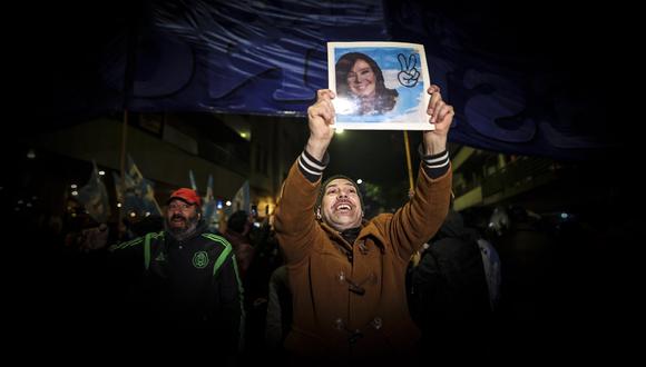 Manifestantes demuestran su apoyo a la vicepresidenta argentina, Cristina Kirchner, en Buenos Aires, Argentina, el 27 de agosto de 2022. (Foto de Juan Ignacio Roncoroni / EFE)