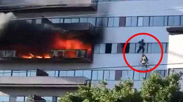 El dramático rescate en un edifico en llamas en Los Ángeles. (Foto: Captura de video)