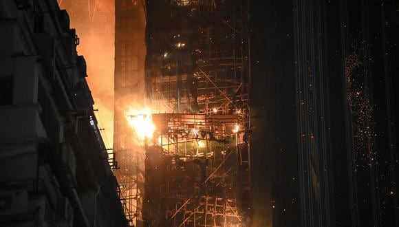 Un incendio arde en un edificio de gran altura en construcción en el distrito de Tsim Sha Tsui en Hong Kong el 3 de marzo de 2023. (Foto de Peter PARKS / AFP)