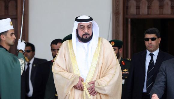 En esta foto tomada el 16 de julio de 2007, vemos caminar al presidente de los Emiratos Árabes Unidos (EAU), el jeque Jalifa bin Zayed al Nahyan.  (Foto de archivo: Fayez Nureldine / AFP)