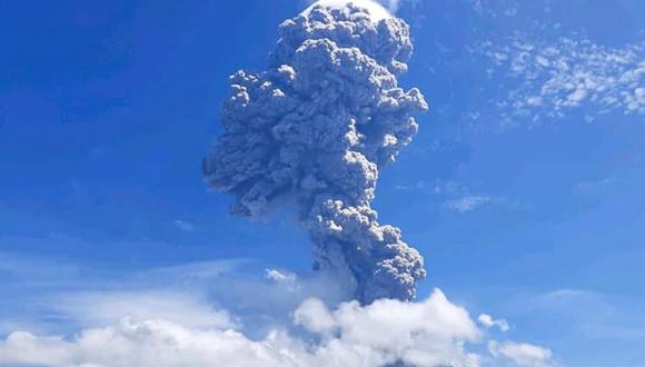 El volcán Ili Lewotolok arroja ceniza durante una erupción en Lembata, Indonesia. (EFE).