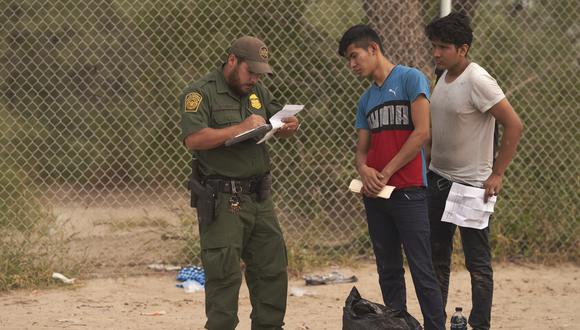 La Patrulla Fronteriza de Estados Unidos procesa a los migrantes después de que cruzaron ilegalmente la frontera sur de EE.UU. con México el 9 de octubre de 2022 en Eagle Pass, Texas. (Foto: allison dinner / AFP)