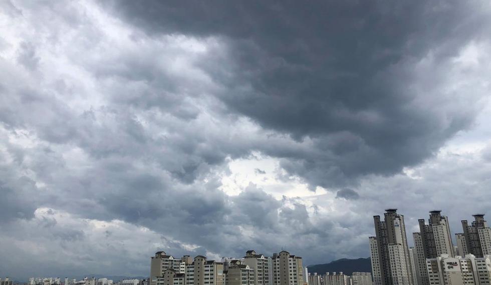 Nubes de tormenta cubren el cielo sobre Daegu, Corea del Sur, 26 de agosto de 2020, mientras el tifón Bavi avanza hacia el norte a lo largo de la costa oeste de la península de Corea. (Foto: EFE/ Agencia YONHAP).