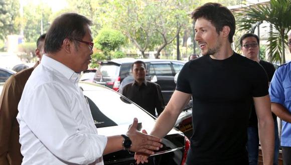 El Ministro de Comunicación e Información, 
Rudiantara,  y el cofundador de Telegram, Pavel Durov se danun apretón de manos durante su encuentro en Jakarta, Indonesia. (Foto: AP)