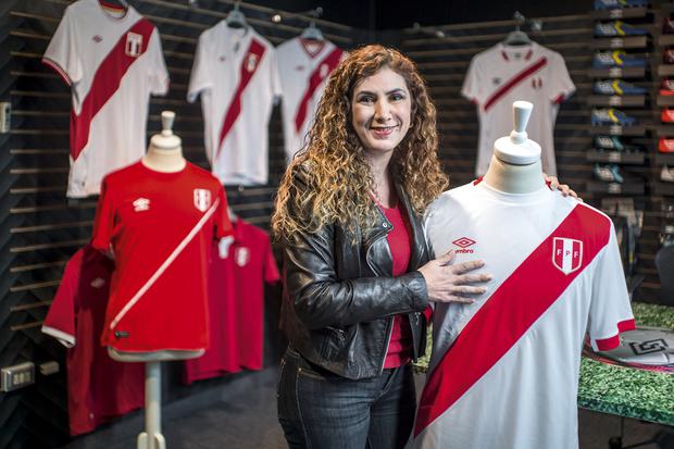 Norma Garcés, gerenta de diseño de Umbro, con el diseño 2017 de la camiseta de Perú. (Foto: Fidel Carrillo)