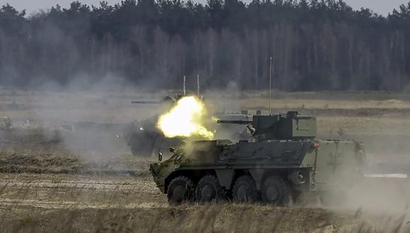 Foto referencial. Carros blindados del ejército ucraniano participan en unas maniobras militares en Desna, 100 kilómetros al noreste de Kiev, Ucrania. (EFE/Andrey Sinitsyn)