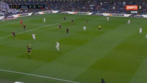 Real Madrid vs. Rayo Vallecano: Advíncula controló de pecho y resolvió ante marca de Kroos. (Foto: captura)